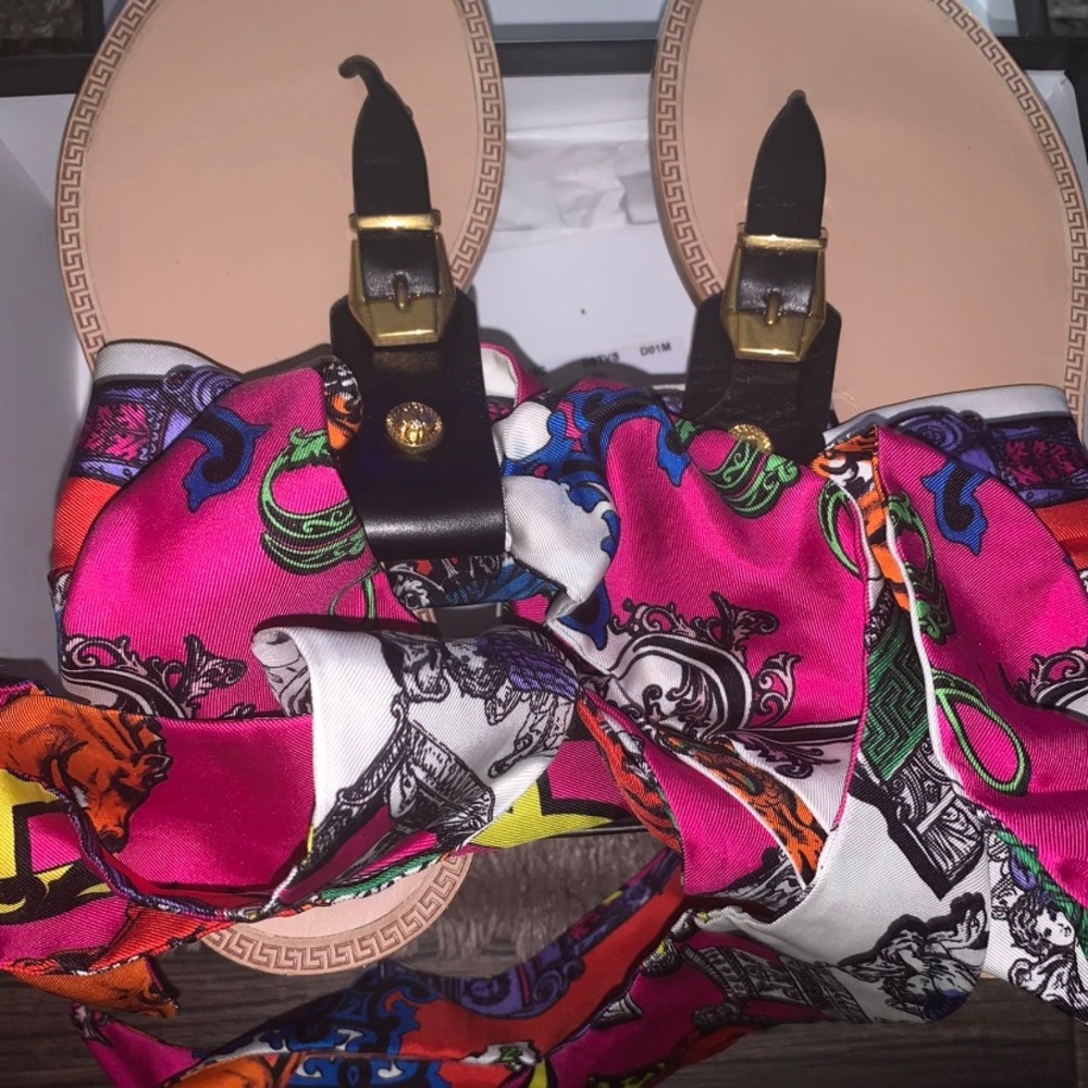 Versace Pink Printed Gladiator Sandals 360 (4.5)